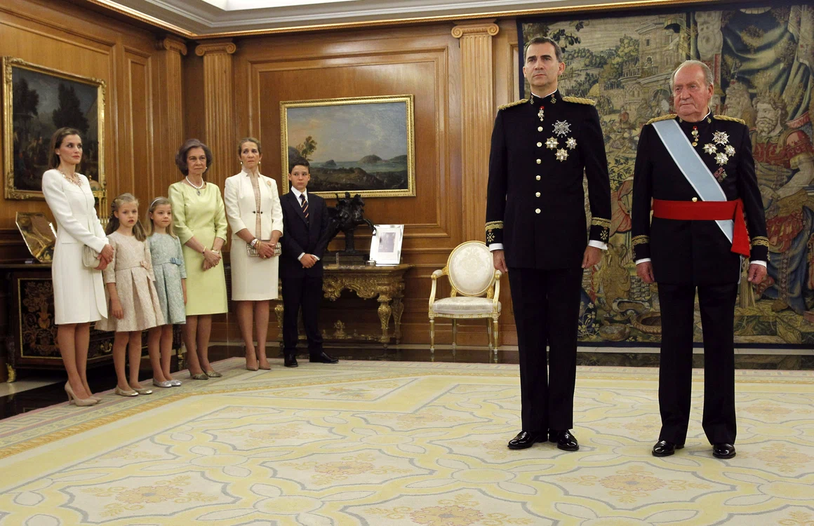 Letizia, Prințesa Leonor, Infanta Sofia, Regina Sofia, Infanta Elena și Froilan cu Regele Felipe și Regele Juan Carlos GettyImages 450851596 jpg