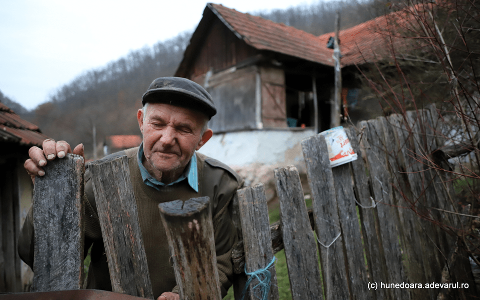 Ultimul român dintr-un sat părăsit. „Nu mai știu cine e președinte și n-am prea auzit de război sau de pandemie” VIDEO