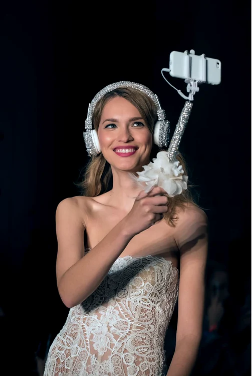 Selfie stick-ul pentru mirese este disponibil la prețul de 500 de dolari