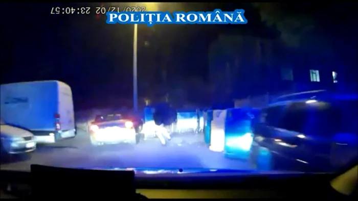 Urmărire ca-n filme pe străzile din Sibiu - şoferul fără permis a abandonat maşina după ce a lovit un stâlp Foto captură video