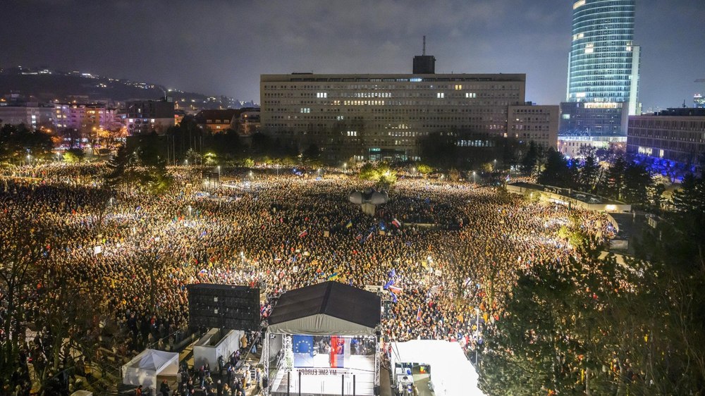 „Ne pierdem viitorul”. Peste 100.000 de slovaci au protestat față de politica premierului prorus Robert Fico