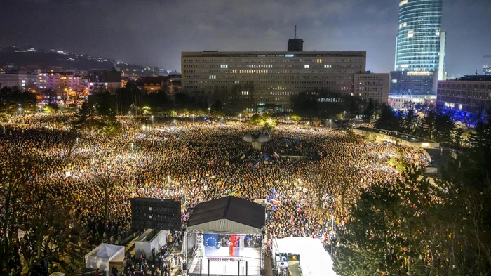 Protestele s-au extins în mai multe orașe din Slovacia FOTO @franck_boulegue / X