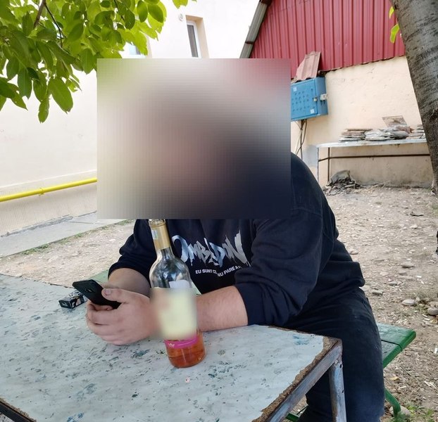 Licean prins în timp ce trăgea la măsea în incinta școlii. Desfăcuse o sticlă de vin și se juca pe telefon 