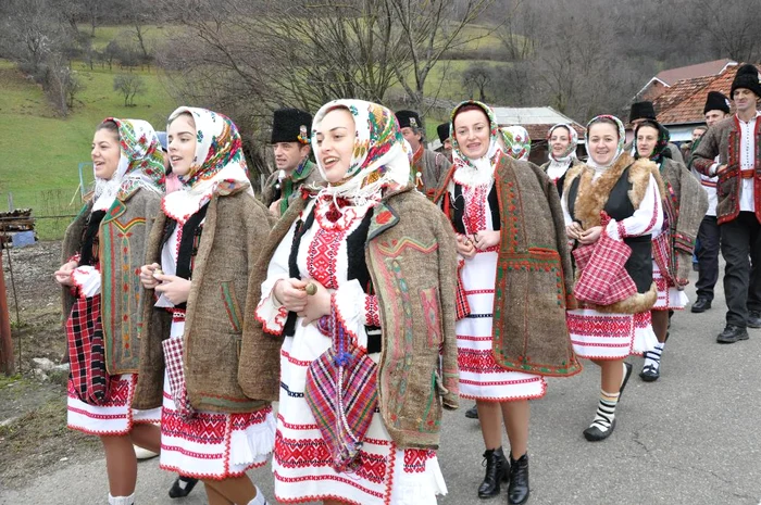 În Roşia se colindă şi azi, din casă în casă, în costume populare. Foto: Vasile Todinca