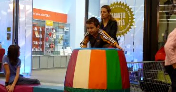 Piteşti: Vremea rea îi trimite pe pici către locurile de joacă acoperite
