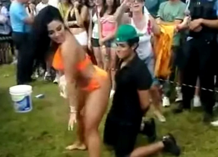 S-a dus să îi facă o dansatoare lapdance, chiar dacă iubita lui era acolofoto: captură video