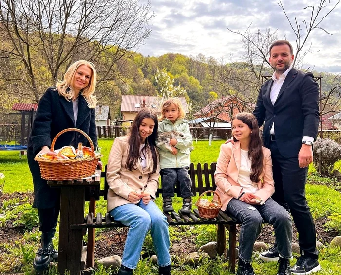 Gabriela și Mihai Morar, alături de cele trei fiice