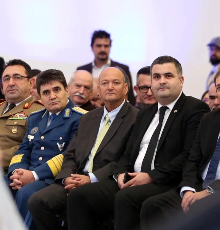 Panglica la inaugurarea fabricii din Măgurele a fost tăiată de Fabriel Leş, noul ministru al Apărării. În fotografie, în dreapta, alături de CEO-ul Elbit, Yehuda Vered