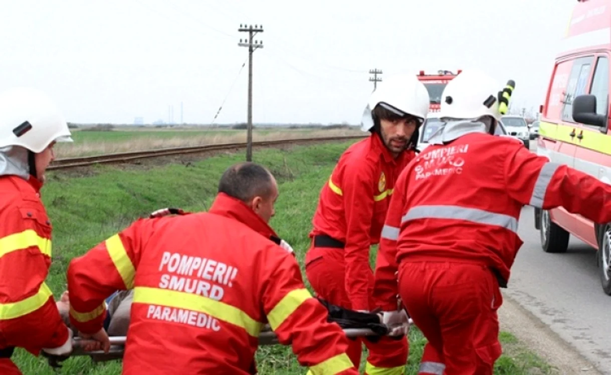 
    Șoferul camionului a fost dus la spital de un echipaj SMURD  