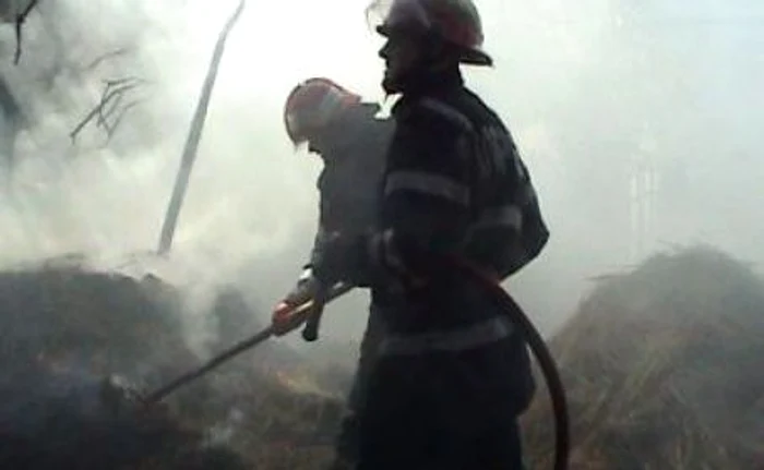 
    Pompierii militari au intervenit cu două autospeciale  