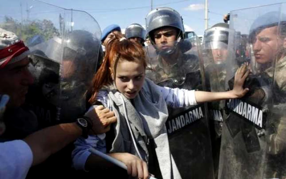 Poliţia turcă intervine pentru dispersarea manifestanţilor. FOTO: Reuters