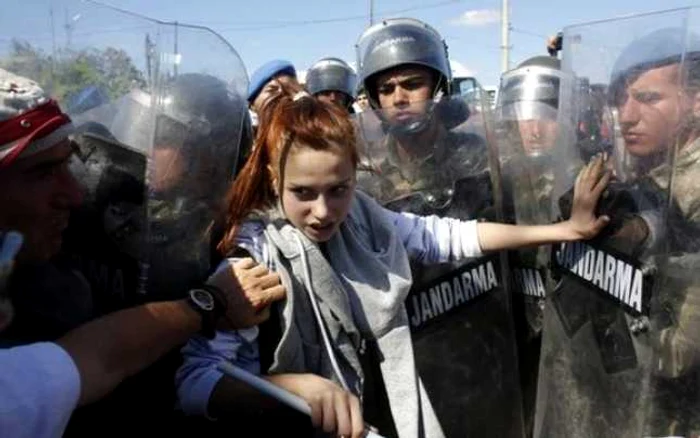 Poliţia turcă intervine pentru dispersarea manifestanţilor. FOTO: Reuters