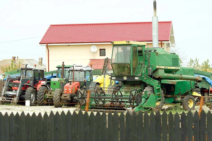 În curtea fermei are multe utilaje