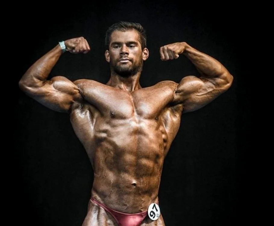 
    Florin Damsa este specialist în fitness și culturist cu experiență  