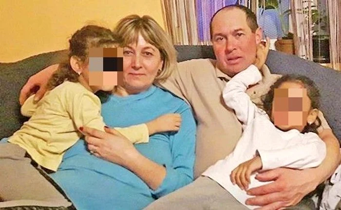 
    Familia Șărămăt, alături de Sorina și de fiica lor adoptatăfoto: arhivă personală  