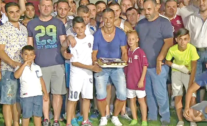 Daniel Pancu, în mijlocul fanilor Rapidului
