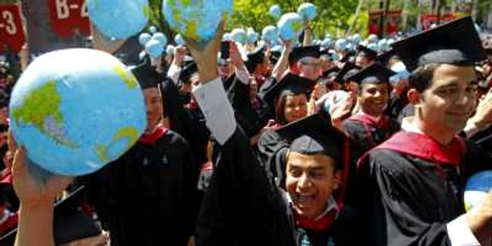 Absolvirea unei generații de studenți la Harvard. 