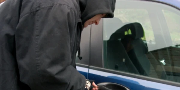 Femeia le-a spus poliţiştilor că persoane necunoscute i-au furat bani din maşină Foto