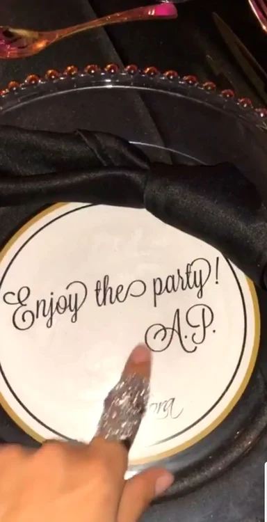 Adelina Pestrițu a avut la ziua de naștere farfurii personalizate, așa cum se procedează la nuntă 