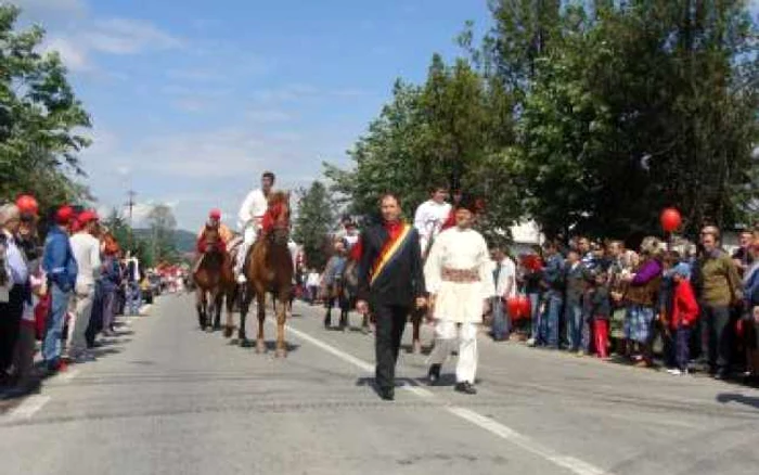 Râmnicu Vâlcea: Sărbătoarea căpşunarilor a fost un spectacol grandios cu cai de paradă şi căluşari