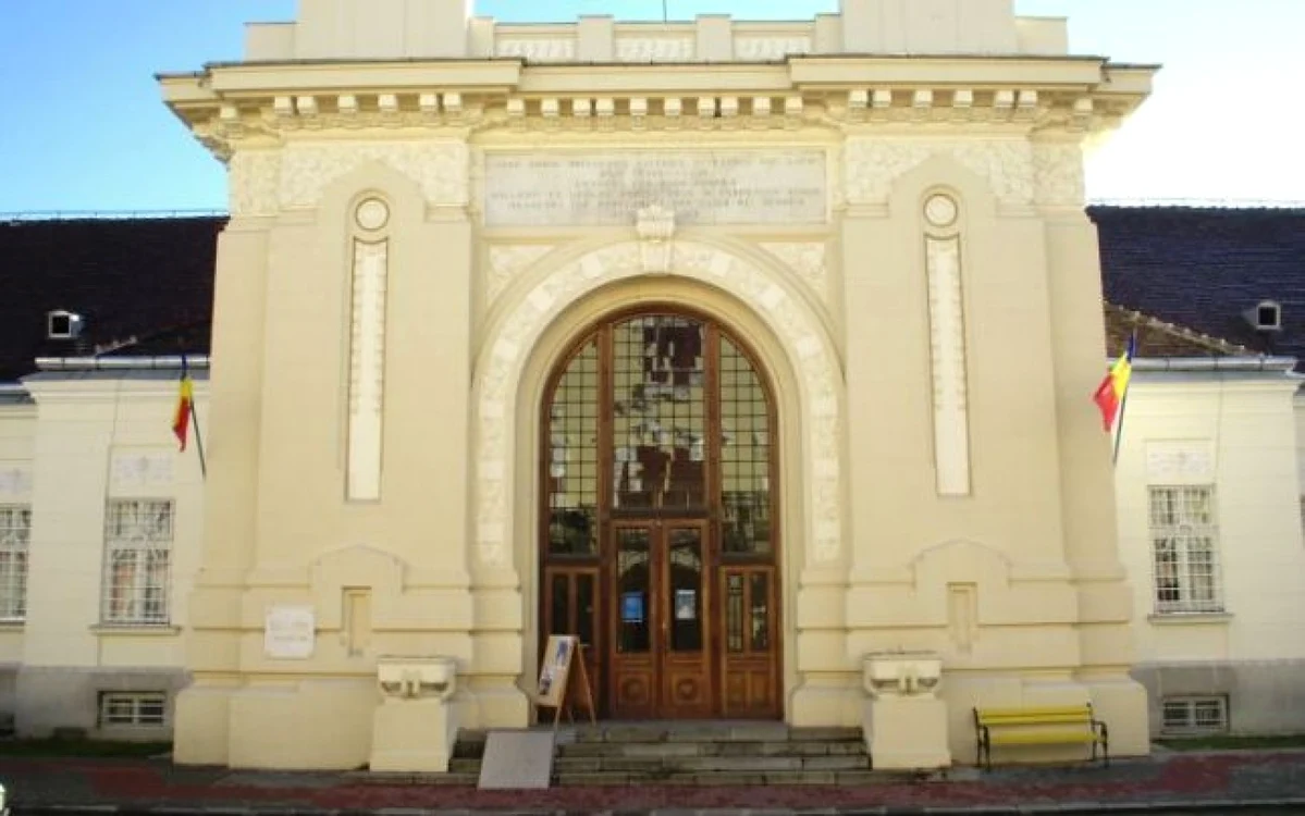Dezbaterile delegaţilor veniţi la Alba Iulia, în 1 Decembrie 1918,  au avut loc în actuala Sală a Unirii. Accesul s-a făcut în baza unui permis numit „credenţional“