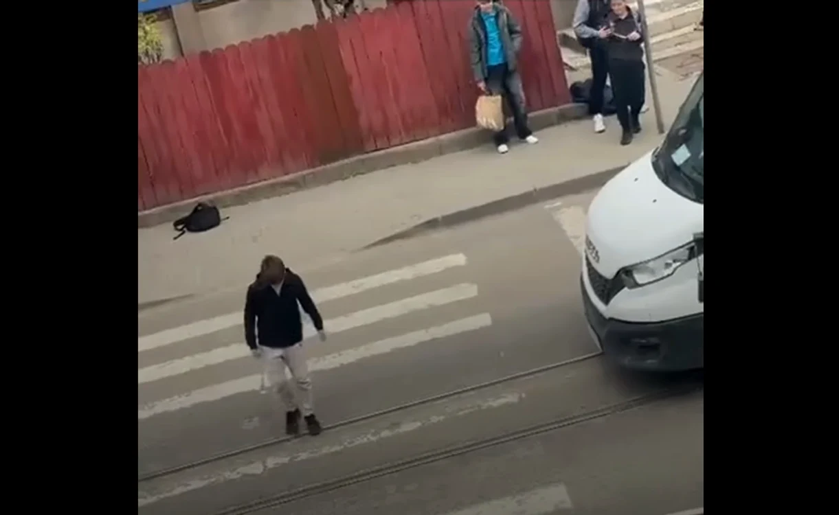 Un tânăr blochează intenționat trecerea de pietoni și testează răbdarea șoferilor