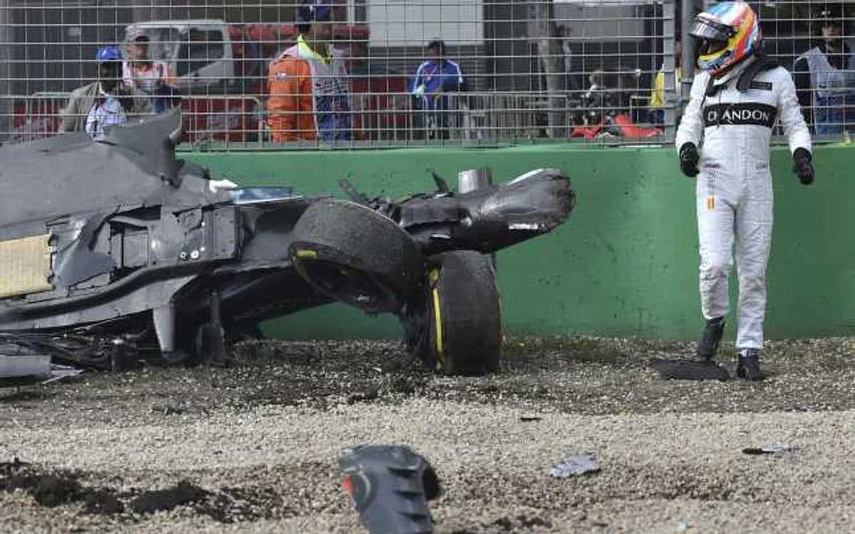 Alonso a ieşit pe picioare din maşina făcută praf FOTO AP