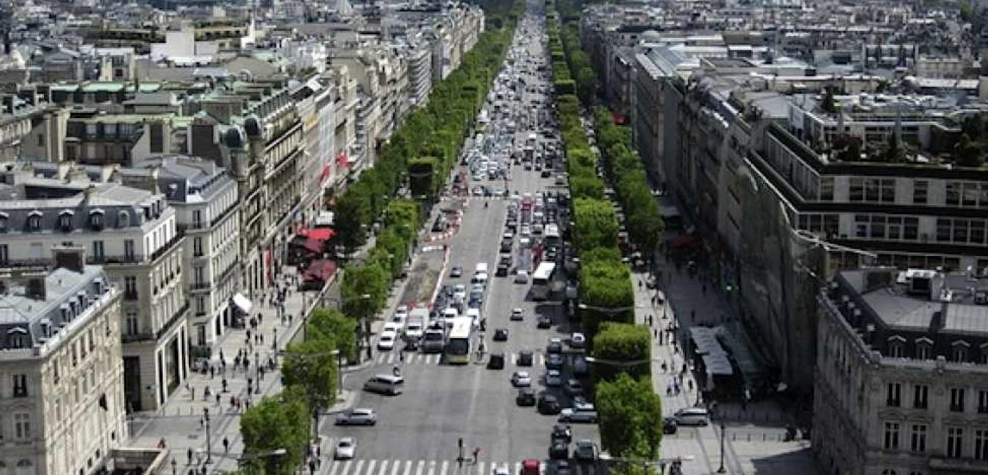 Champs-Élysées, una dintre cele mai faimoase străzi din lume