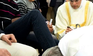 Papa Francisc a spălat şi a sărutat picioarele unor deţinuţi, pentru prima dată în istoria Vaticanului  (Foto: Reuters) jpeg