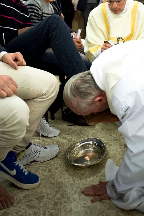 Papa Francisc a spălat şi a sărutat picioarele unor deţinuţi, pentru prima dată în istoria Vaticanului. (Foto: Reuters)