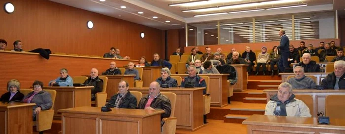 Locuitorii cartierului Mircea Vodă au venit la Primărie FOTO Facebook/PMC