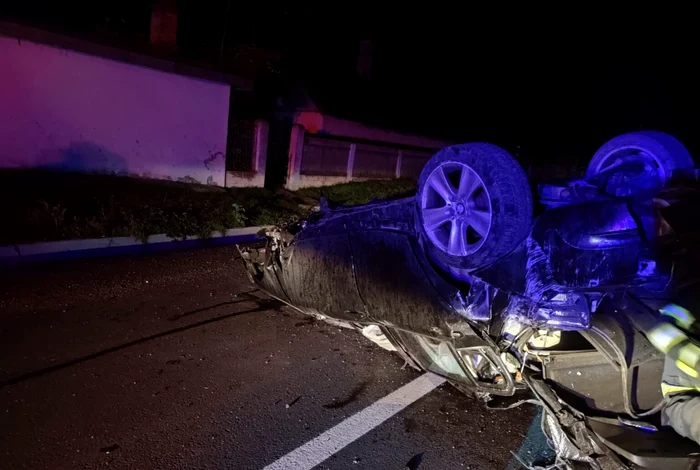 Trei persoane au suferit leziuni, fiind transportate la spital FOTO Poliția Neamț