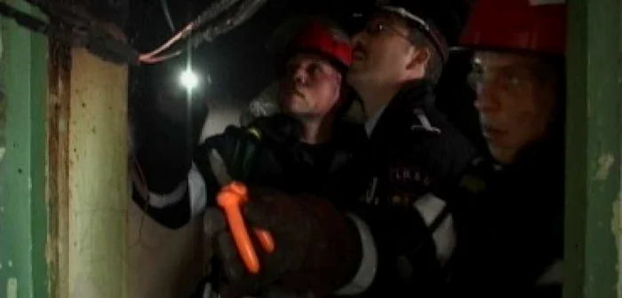 Bacău: Un copil de 2 ani a ars în casă (GALERIE FOTO)