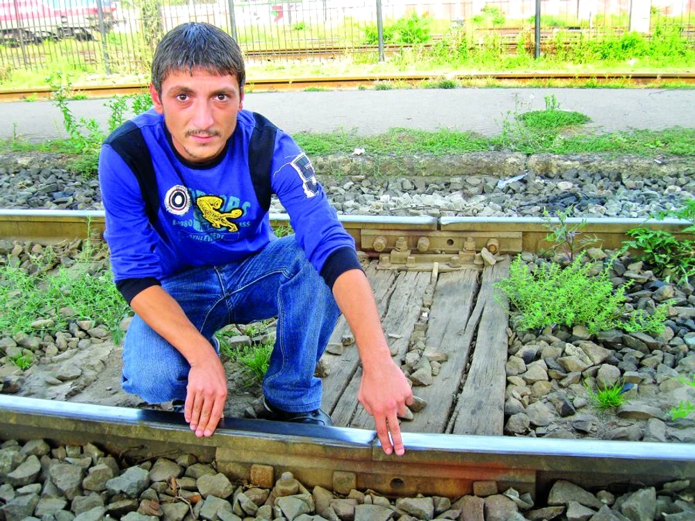 
    Reporterul Click! a găsit sute de şuruburi şi buloane lipsă pe calea ferată dintre Gara Basarab şi oraşul Videle.  