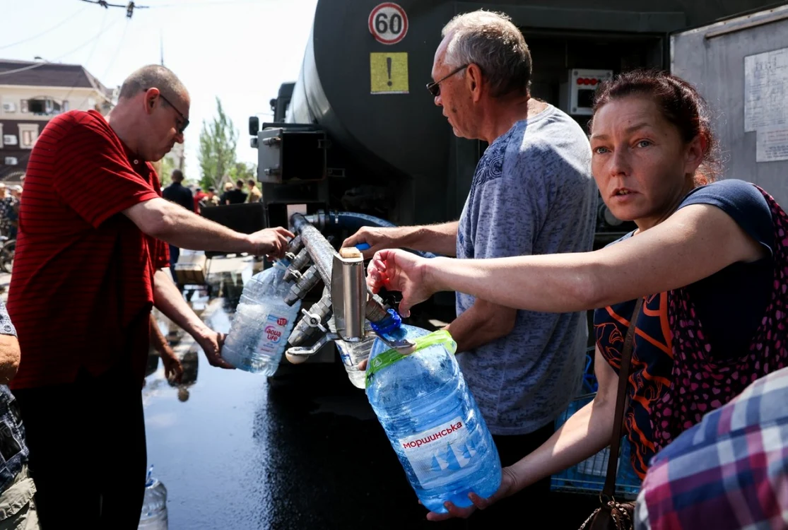Localnici din Mariupol stau la coada sa ia apa FOTO Profimedia