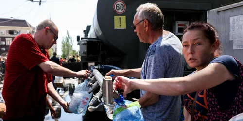 Localnici din Mariupol stau la coada sa ia apa FOTO Profimedia