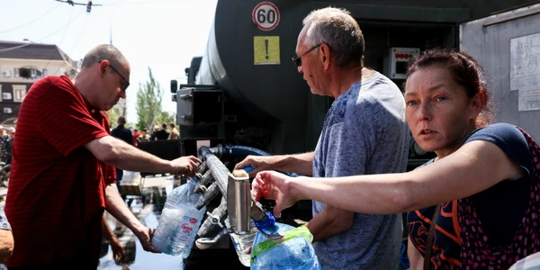 Localnici din Mariupol stau la coada sa ia apa FOTO Profimedia 