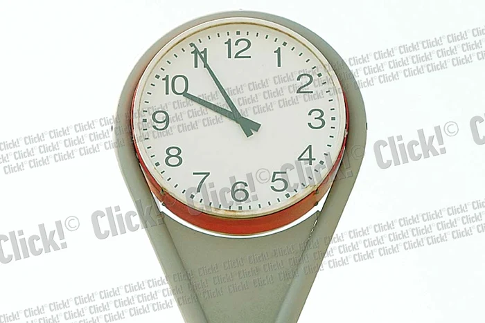 Cotroceni: Ceasul a rămas  în urmă cu  30 de minute (Fotografii: Dorin Constanda)