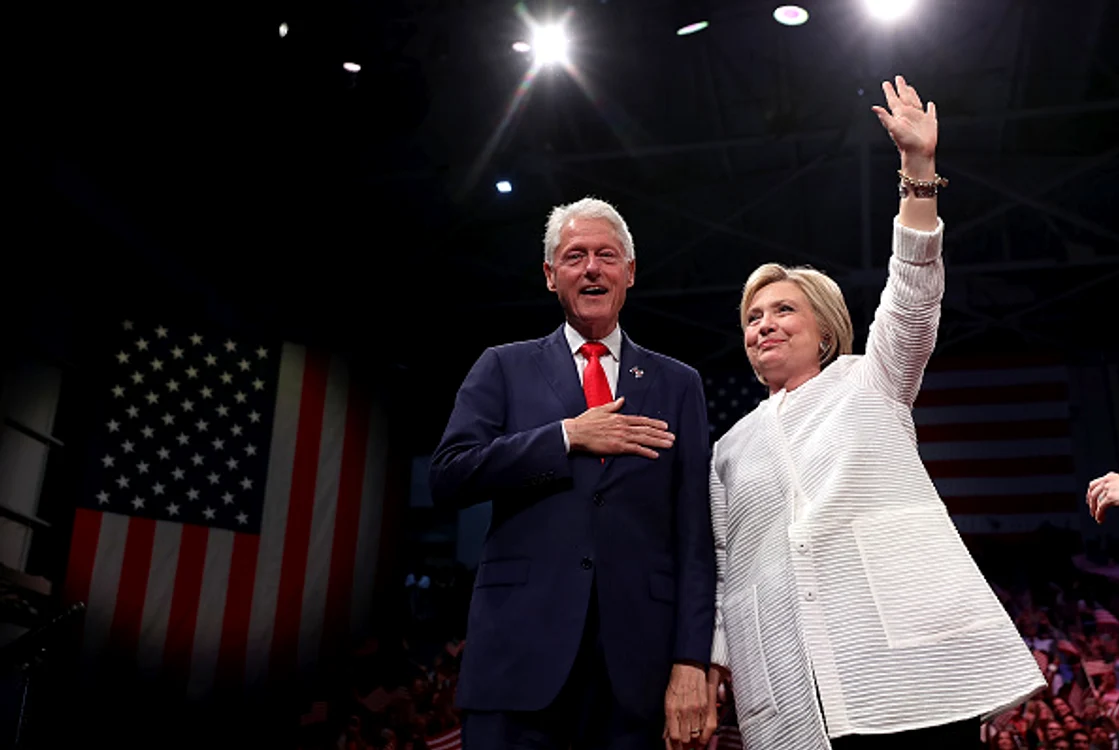 Bill Clinton i-a fost alături soției sale