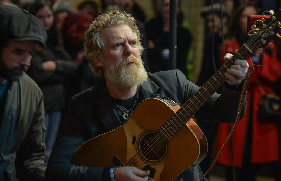 Ultimele imagini cu muzicianul irlandez Glen Hansard, înainte de accidentul fatal. A câștigat un Oscar, dar a rămas omul cu chitara din puburile Dublinului
