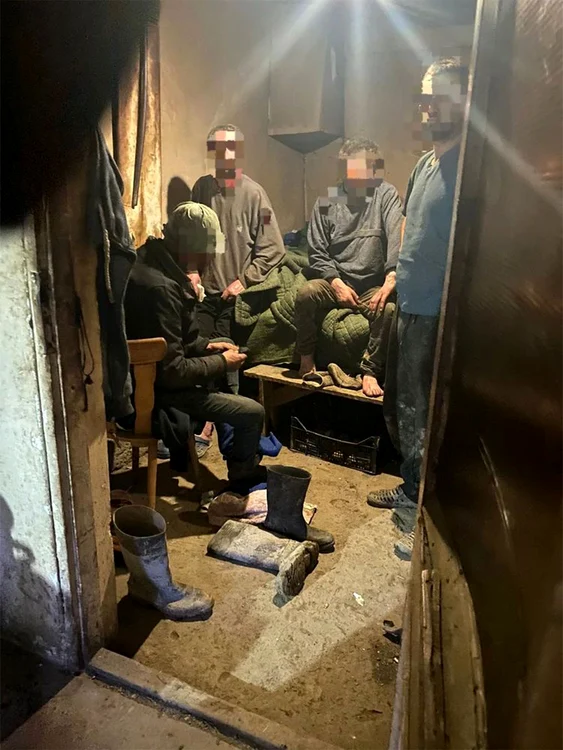 Bărbaţii erau cazaţi în condiţii insalubre