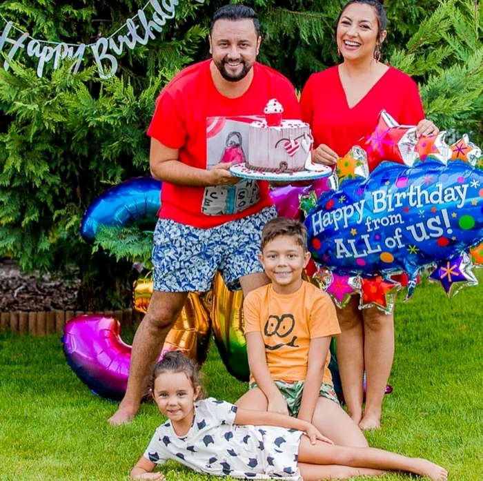 Andra a mai primit un tort ornat cu brioșe și inimioare