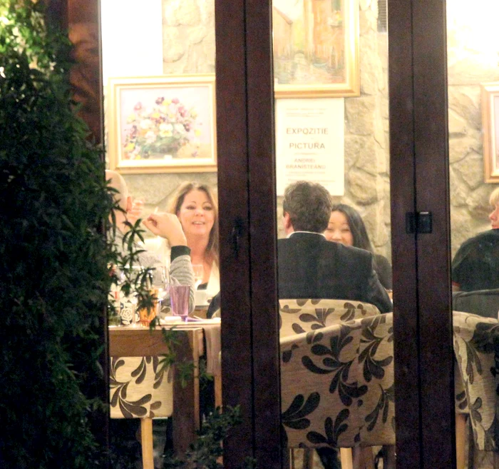 Sandra a cântat aseară la Sala Palatului, iar luni s-a distrat la un restaurant cu specific tradiţionalFoto: Mihai Ionescu