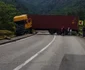 Trafic blocat total pe Valea Oltului - pe şoseaua de centură a staţiunii Călimăneşti - Căciulata - după ce un TIR a intrat într-un cap de pod Foto Adevărul