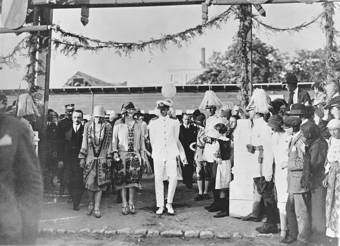 Membri ai Familiei Regale în vizită la Târgul Moșilor (© Colecția „Fotografii, cărți poștale și clișee fotografice”, Muzeul Municipiului București)