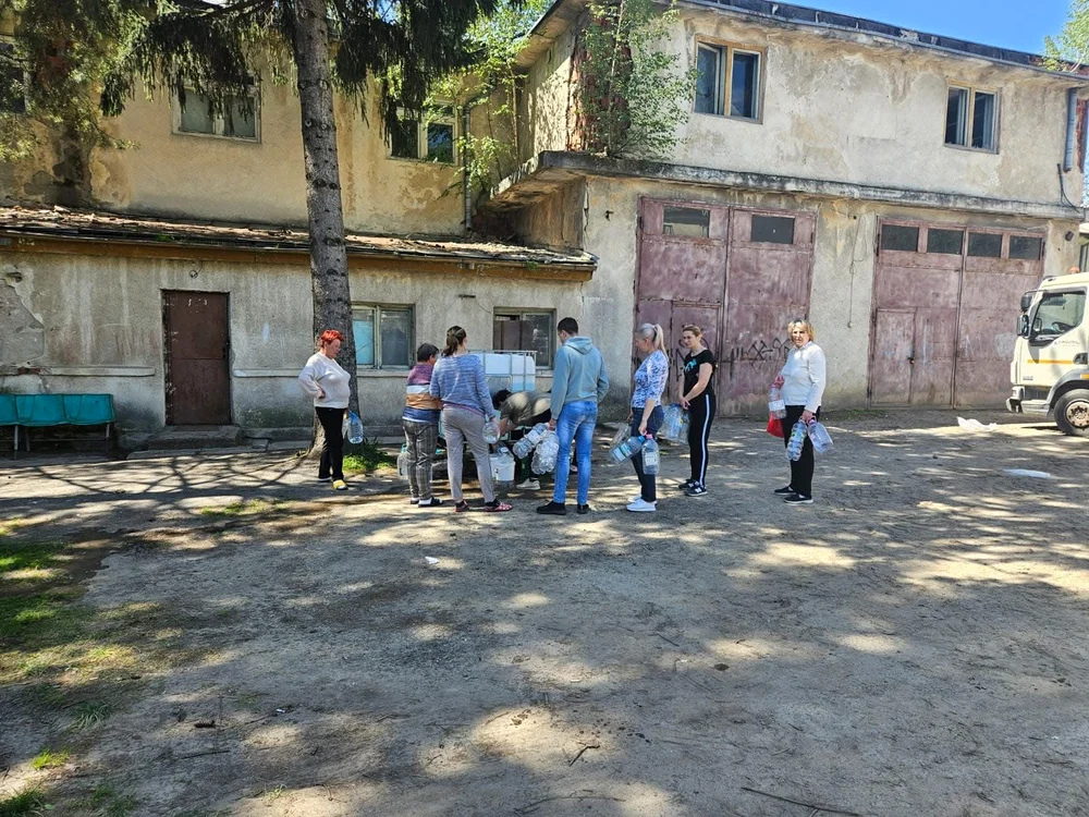 Oamenii stau la rând pentru apă Foto: Facebook Apa Vital