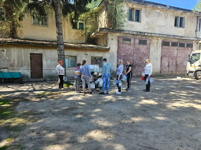 Oamenii stau la rând pentru apă Foto: Facebook Apa Vital 