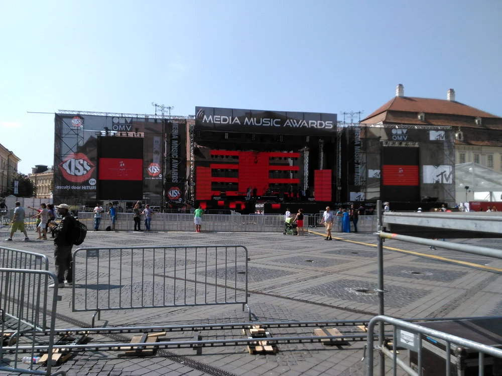 Pe scenă vor urca peste 40 de artişti