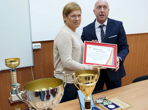 Liliana Năstase și-a donat medaliile Facultății de Sport din Galați FOTO: Universitatea Galați 