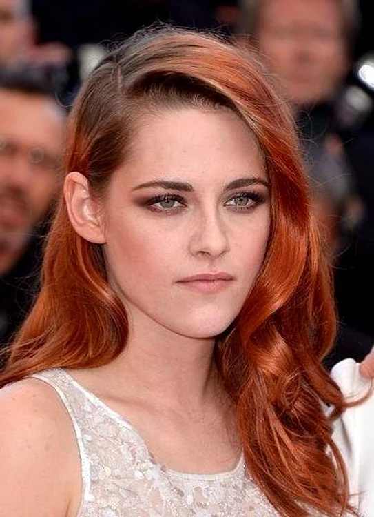 
    Kristen Stewart l-a înşelat pe Robert Pattinson cu regizorul Rupert Sanders  